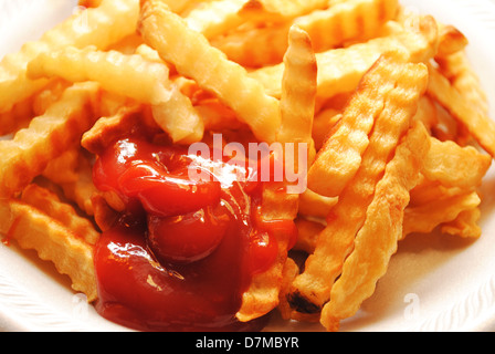 Kartoffelchips mit Ketsup Stockfoto