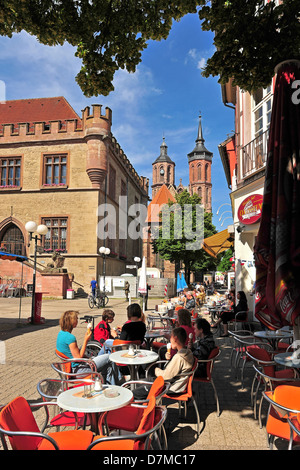 Rathaus, Fußgängerzone und St. Johannes Kirche in der alten Stadt Göttingen Stockfoto