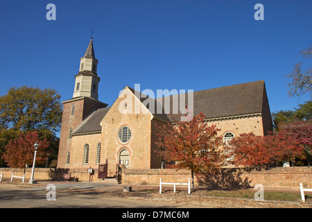 Bruton Parish Church in Colonial Williamsburg, Virginia, gegen ein strahlend blauer Himmel Stockfoto