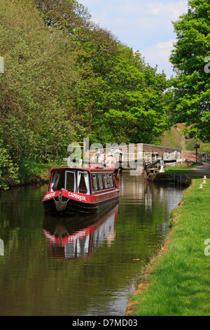 Schmale Boot passieren Schleusen auf der Huddersfield breiter Kanal, Huddersfield, West Yorkshire, England, UK. Stockfoto