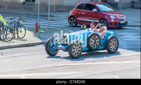 Paar blauen Bugatti französische Oldtimer Cabrio fahren Stockfoto