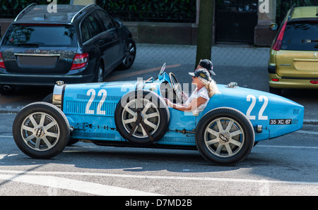 Paar fahren ein blaues Cabrio Bugatti französische Oldtimer Strasbourg Elsass Frankreich Europa Stockfoto