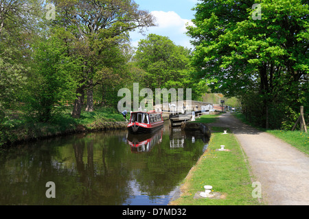 Schmale Boot passieren Schleusen auf der Huddersfield breiter Kanal, Huddersfield, West Yorkshire, England, UK. Stockfoto