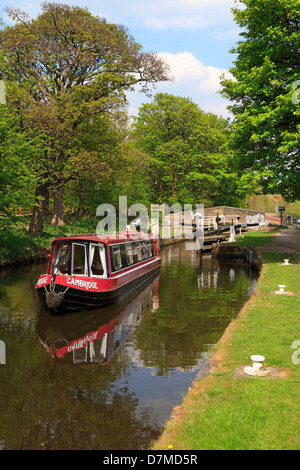 Schmale Boot passieren Schleusen auf der Huddersfield breiter Kanal, Huddersfield, West Yorkshire, England, UK. Stockfoto