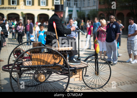 Eine Replik von einem Benz Patent-Motorwagen wird im Rahmen der Schlagzeuggeschäft-Show auf dem Marktplatz am 5. Mai 2013 in Ludwigsburg verliehen, Stockfoto
