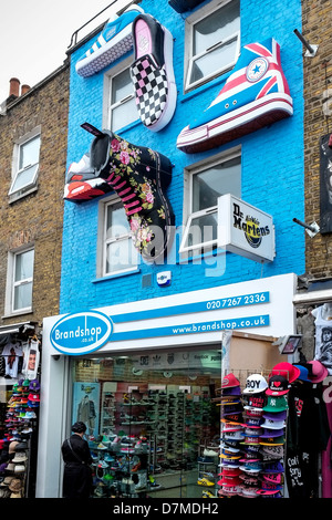 Dekoration über einem Schuhgeschäft in der Camden High Street in London. Stockfoto