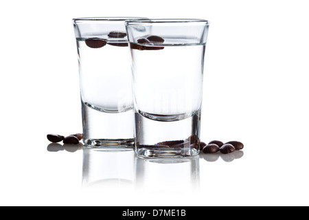 Zwei Gläser Sambuca und Kaffeebohnen auf weißem Hintergrund Stockfoto