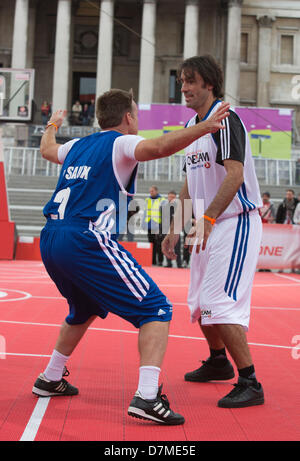 London, UK. 10. Mai 2013. Im Bild: Graeme Le Saux und Robert Pires. UEFA und Euroleague Basketball-Größen trat Athleten von Special Olympics und die Tottenham Hotspur Foundation bei der Turkish Airlines Euroleague Fanzone am Trafalgar Square für einen festlichen unified Basketball-Spiel im Rahmen der 2013 Final Four Wochenende Festlichkeiten. Die First of its Kind Goodwill-Spiel wurde von einem Team, das Euroleague-soziale Verantwortung-Programm organisiert. Es umfasste Fußballspieler Graeme Le Saux, Robert Pires & Christian Karembeu und Euroleague Basketball Legends Ramun © Nick Savage / Alamy Stockfoto