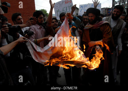 10. Mai 2013 - Srinagar, Kaschmir, Indien - Kashmiri Shia muslimische Demonstranten verbrennen während einer Protestaktion in Srinagar, der Sommerhauptstadt des indischen Kaschmir eine US-Flagge. Kashmiri Shia Moslems inszenierte Proteste nach dem Freitagsgebet gegen die angebliche Exhumierung eines Grabes des Propheten Muhammads Begleiter in Syrien vor wenigen Tagen. Die Demonstranten verbrannten auch die Flagge von Israel. (Kredit-Bild: © Altaf Zargar/ZUMAPRESS.com) Stockfoto