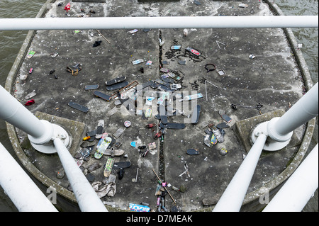 Der Skateboard-Friedhof an Hungerford Bridge in London. Stockfoto