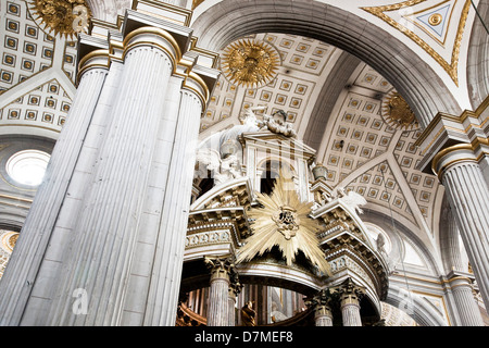 Spalten & Voltigieren mit Vergoldung über prächtige Rokoko Baldachin über achteckigen Decke verändern von Puebla Kathedrale Mexiko Stockfoto