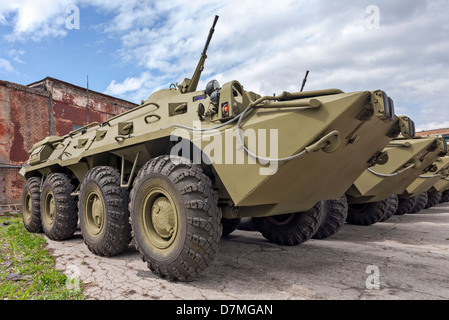 Amphibische gepanzerte Mannschaftswagen BTR-80 auf Rädern Stockfoto