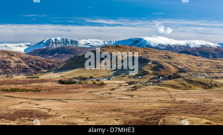 Ein Blick in Richtung Elphin (Ailbhinn) eine Landwirtschaft-Gemeinde in Assynt, Sutherland, in Nordwest-Schottland, Großbritannien, Europa. Stockfoto