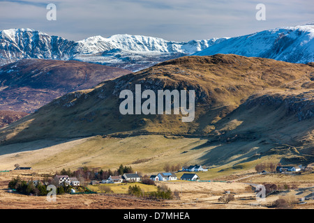 Ein Blick in Richtung Elphin (Ailbhinn) eine Landwirtschaft-Gemeinde in Assynt, Sutherland, in Nordwest-Schottland, Großbritannien, Europa. Stockfoto