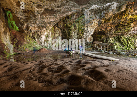 Smoo Höhle, kombiniert eine große Meereshöhle und Süßwasser-Höhle, Durness in Sutherland, Highland, Schottland, UK, Europa. Stockfoto