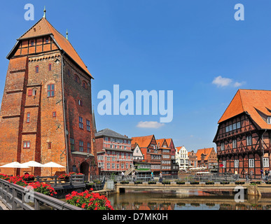 Brausebrücke, Hotelturm und Brücke Abtsmühle in Lüneburg, Lüneburg, Niedersachsen, Deutschland Stockfoto