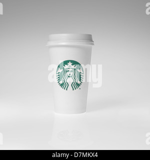 Starbucks Tasse auf weißem Hintergrund zum mitnehmen Stockfoto