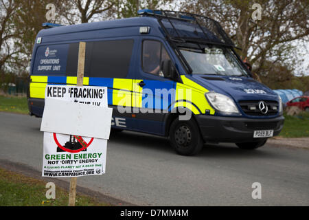 Southport, Großbritannien, 10. Mai, 2013. Polizei im Camp Frack 2, das ist ein Wochenende zu Fracking und andere Formen von extremer Energie widersetzen. Dieses Ereignis durch eine Koalition von lokalen und nationalen Anti organisiert - Fracking, Gewerkschaften und Umweltorganisationen, einschließlich der Kampagne gegen Klimawandel, Riff Raff, FFF, Merseyside gegen Fracking, Freunde der Erde & Greater Manchester Assoc von Gewerkschaftsräte, Frack aus. Im September 2011 organisierten Camp Frack gegen Pläne von cuadrilla Ressourcen für Shale Gas zu bohren, zu protestieren. Stockfoto