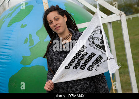 Southport, Großbritannien, 10. Mai, 2013. Maria Sanders, 24 am Lager Frack 2 ein Wochenende der Aktivität zu Fracking und andere Formen von extremer Energie widersetzen. Diese Kampagne gegen Klimawandel Ereignis von einer Koalition von lokalen und nationalen Anti organisiert - Fracking, Gewerkschaften und Umweltorganisationen, einschließlich der Kampagne gegen Klimawandel, Riff Raff, FFF, Merseyside gegen Fracking, Freunde der Erde & Gtr Manchester Assoc von Gewerkschaftsräte, Frack aus. Im September 2011 organisierten Camp Frack (1) gegen die Pläne von cuadrilla Ressourcen für Shale Gas zu bohren, zu protestieren. Stockfoto