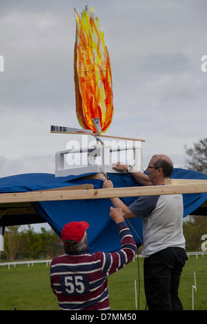 Southport, England 10. Mai 2013.  Konstruierten Flare am Camp Frack 2, ein Wochenende voller Aktivität gegen Fracking und andere Formen der extremen Energie. Die Veranstaltung organisiert von einem Bündnis aus lokaler und nationaler Anti-Fracking, Trades Union und Umweltgruppen einschließlich Kampagne gegen Klimawandel, REAF, RAFF, FFF, Merseyside gegen Fracking, Freunde der Erde & Gtr Manchester Assoc. der Gewerkschaft Räte, Frack ab.  Im September 2011 organisierte Gruppen Camp Frack (1) Protest gegen Pläne von Cuadrilla Resources für Shale Gas zu bohren. Bildnachweis: Mar Photographics / Alamy Live News Stockfoto