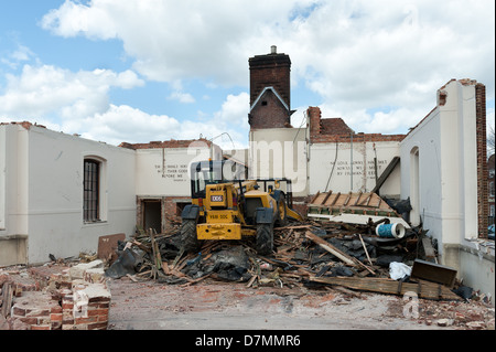 Ende einer Ära und Religion, wie innen Kirche in Schutt und Asche durch schwere Anlage um Platz für neue Wohnungen und Büros machen abgerissen wird Stockfoto