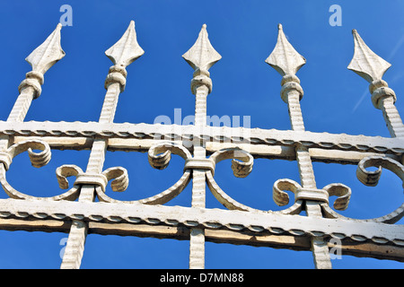 schmiedeeisernes Tor gemacht? Zaun aus Metall Stockfoto