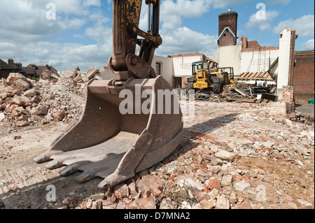 Ende einer Ära und Religion, wie innen Kirche in Schutt und Asche durch schwere Anlage um Platz für neue Wohnungen und Büros machen abgerissen wird Stockfoto