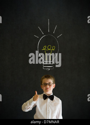 Thumbs up junge verkleidete sich als Geschäftsmann mit glänzende Idee Kreide Hintergrund Glühbirne auf Tafel Hintergrund Stockfoto