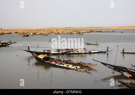 Angeln und Fracht Boote am Fluss Niger in Mopti in Mali am frühen Morgen Stockfoto