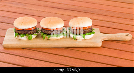 Hamburger - Burger in weiße Brötchen mit Sommer-Blatt und Tomate. Stockfoto