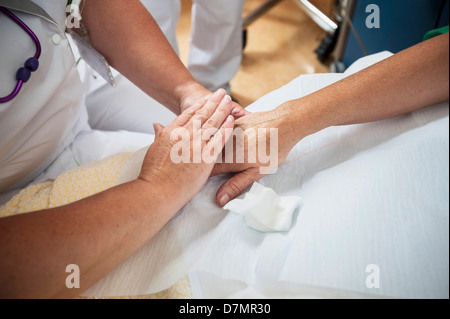 Krankenschwester, die Vorbereitung eines Patienten auf eine IV-Leitung Stockfoto