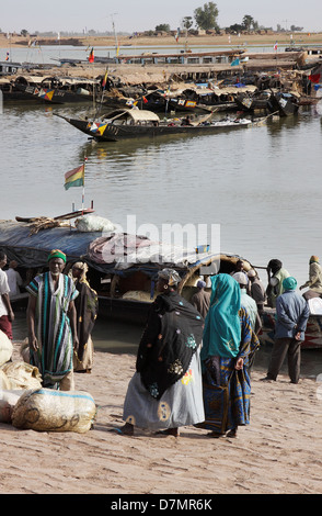 Männer und Frauen warten auf Fisch aus Mopti Fischmarkt am Fluss Niger, Mali, Fischerboote, am frühen Morgen zu kaufen Stockfoto