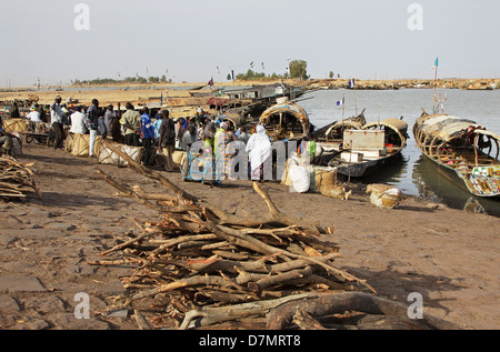 Männer und Frauen warten auf Fisch aus Mopti Fischmarkt am Fluss Niger, Mali, Fischerboote, am frühen Morgen zu kaufen Stockfoto