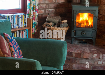 Holzofen in Shropshire Cottage mit Anmelden Warenkorb und Sessel Stockfoto