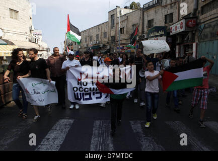 10. Mai 2013 - Jerusalem, Jerusalem, Palästina - Palästinenser und israelische linke Flügel Aktivisten halten Plakate während einer Demonstration gegen die jüdischen Siedlungen und Unterstützung mit dem syrischen Volk in Sheikh Jarrah, Ost-Jerusalem am 10. Mai 2013 (Credit-Bild: © Sliman Khader/APA Images/ZUMAPRESS.com) Stockfoto