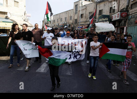 10. Mai 2013 - Jerusalem, Jerusalem, Palästina - Palästinenser und israelische linke Flügel Aktivisten halten Plakate während einer Demonstration gegen die jüdischen Siedlungen und Unterstützung mit dem syrischen Volk in Sheikh Jarrah, Ost-Jerusalem am 10. Mai 2013 (Credit-Bild: © Sliman Khader/APA Images/ZUMAPRESS.com) Stockfoto