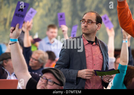 Johannes Ponader, politischer Geschäftsführer der Piratenpartei, steht bei einer Abstimmung in der Piratenpartei Bundespartei Convention in Neumarkt in der Oberpfalz, Deutschland, 10. Mai 2013. Rund 1.500 Mitglieder und Unterstützer sind auf der Konferenz in Neumarkt erwartet. Foto: ARMIN WEIGEL Stockfoto