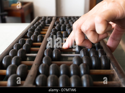 Frauenhand mit alten Abacus accounting Stockfoto