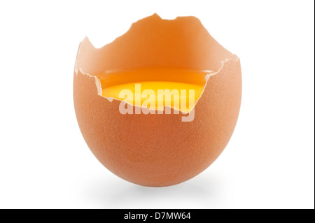 hautnah auf einem gebrochenen rohen Eiern, ein völlig isoliert auf weißem Hintergrund Stockfoto