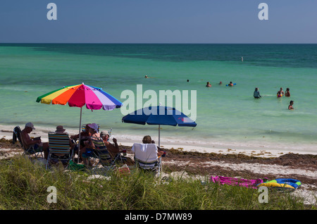 USA, Florida, Bahia Honda State Park. Besucher genießen Sandspur Beach. Stockfoto