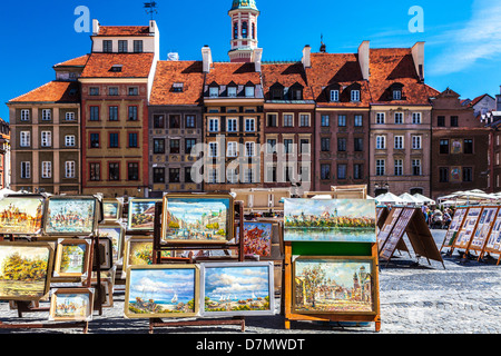 Anzeige der Künstler Gemälde zum Verkauf an Touristen im Stary Rynek, Stare Miasto, Old Town Market Place in Warschau, Polen. Stockfoto