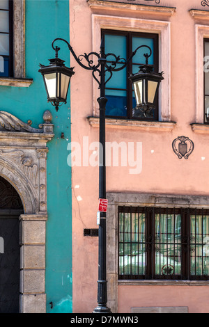 Detail eines restaurierten mittelalterlichen Hauses und Laternenpfahl in Stary Rynek, Stare Miasto, Old Town Market Place in Warschau, Polen. Stockfoto