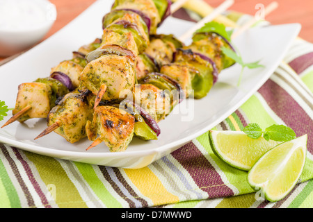 Limette, Minze & Koriander Hähnchenspieße - mariniertes Huhn mit roten Zwiebeln und Paprika am Spieß. Stockfoto