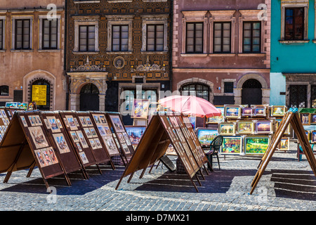 Outdoor-Display Künstler Gemälde zum Verkauf an Touristen im Stary Rynek, Stare Miasto, Old Town Market Place in Warschau, Polen. Stockfoto