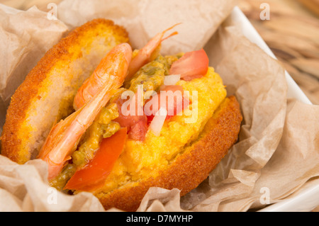 Acaraje - brasilianischen Krapfen mit black-eyed Peas gemacht mit Vatapa, Caruru, Tomatensalat, sautierten Garnelen und Chilisauce serviert Stockfoto