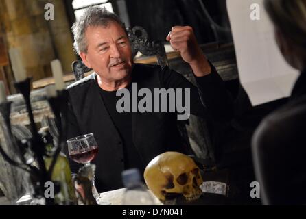 Sänger Ian Gillan sitzt während der Dreharbeiten für das Video für den Song "Vincent Price" im neu eröffneten Theater für Horror zeigt Berlin Dungeon, in Berlin, Deutschland, 27. April 2013. Foto: BRITTA PEDERSEN Stockfoto