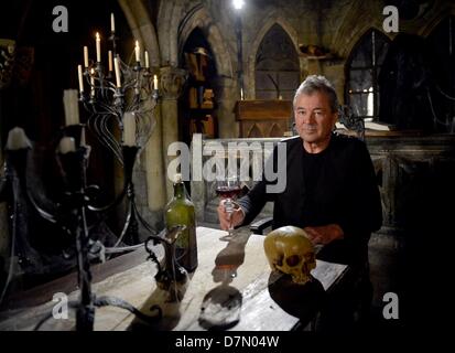 Sänger Ian Gillan sitzt während der Dreharbeiten für das Video für den Song "Vincent Price" im neu eröffneten Theater für Horror zeigt Berlin Dungeon, in Berlin, Deutschland, 27. April 2013. Foto: BRITTA PEDERSEN Stockfoto