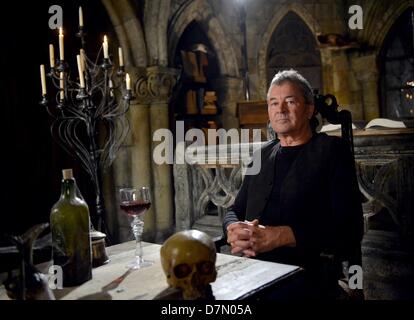 Sänger Ian Gillan sitzt während der Dreharbeiten für das Video für den Song "Vincent Price" im neu eröffneten Theater für Horror zeigt Berlin Dungeon, in Berlin, Deutschland, 27. April 2013. Foto: BRITTA PEDERSEN Stockfoto