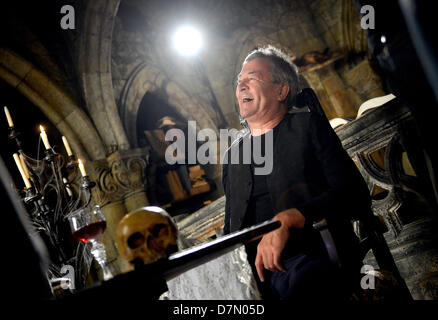 Sänger Ian Gillan sitzt während der Dreharbeiten für das Video für den Song "Vincent Price" im neu eröffneten Theater für Horror zeigt Berlin Dungeon, in Berlin, Deutschland, 27. April 2013. Foto: BRITTA PEDERSEN Stockfoto