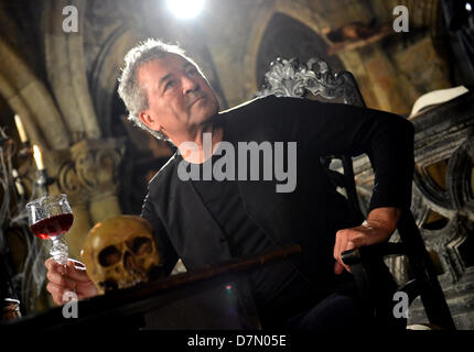 Sänger Ian Gillan sitzt während der Dreharbeiten für das Video für den Song "Vincent Price" im neu eröffneten Theater für Horror zeigt Berlin Dungeon, in Berlin, Deutschland, 27. April 2013. Foto: BRITTA PEDERSEN Stockfoto